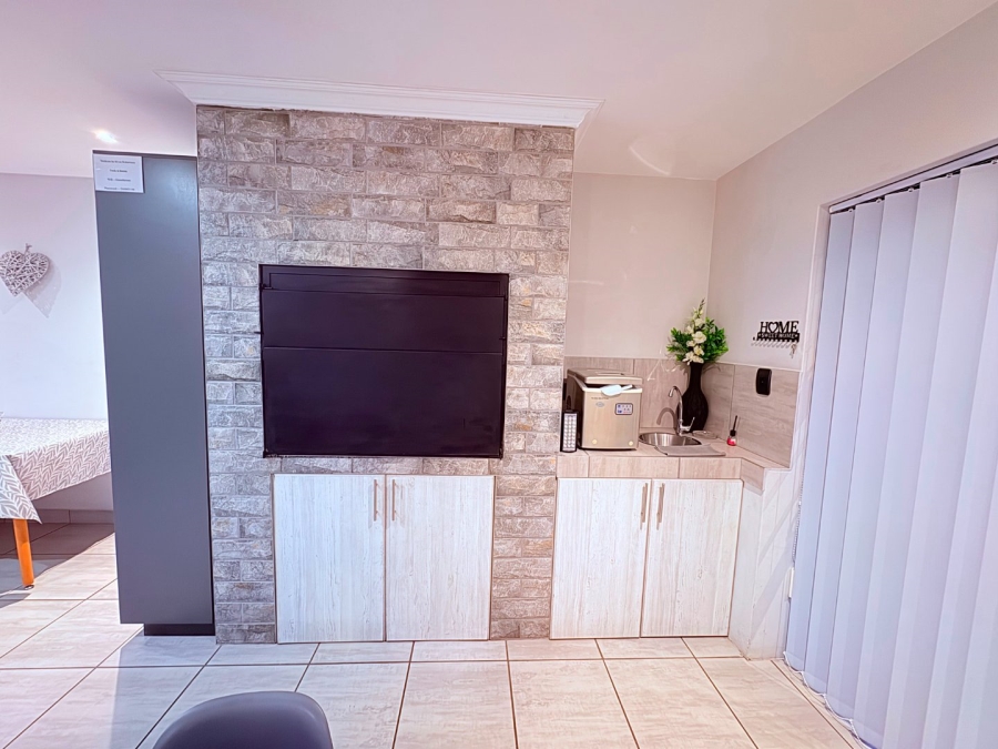 5 Bedroom Property for Sale in Reebok Western Cape